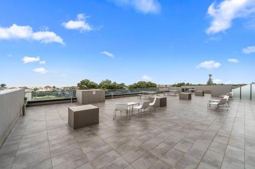 Un balcón o terraza en Sails by the Bay - Ocean Views - Wi-Fi - Netflix