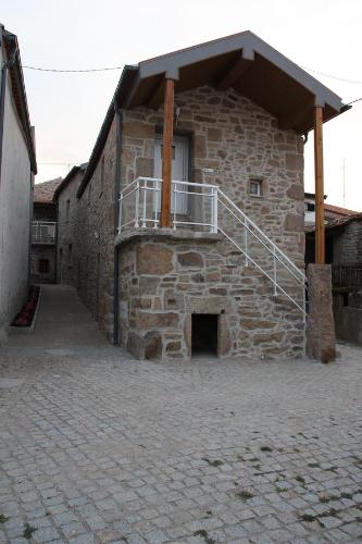 a stone building with a staircase on top of it at Pátio da Caetana in Freineda