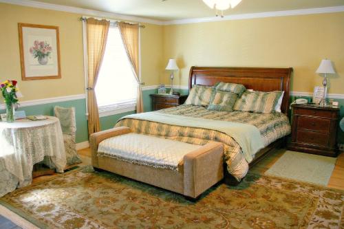 1 dormitorio con 1 cama y 1 silla en Sunnyside Inn Bed &Breakfast, en Sunnyside