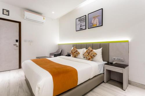um quarto com uma cama grande num quarto em FabHotel Prime Oasis Orange em Bhopal