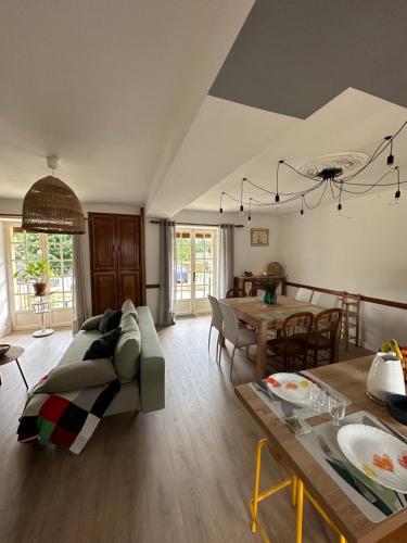un salon avec un canapé et une table dans l'établissement La tinoche, à Sauvigny-le-Bois