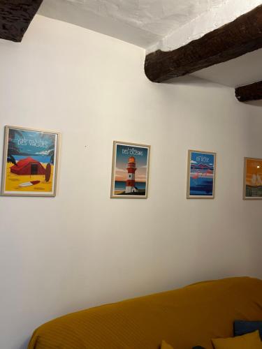 une chambre avec trois affiches sur un mur dans l'établissement Historic French townhouse, à Saint-Thibéry