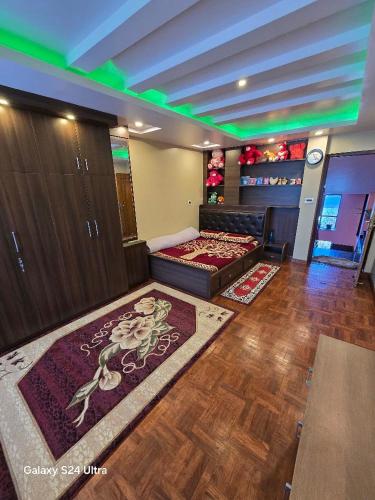 ein Wohnzimmer mit 2 Teppichen auf dem Boden in der Unterkunft Pharping Homestay in Dakshīnkāli