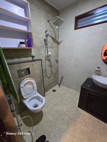 ein Bad mit einem WC und einem Waschbecken in der Unterkunft Pharping Homestay in Dakshīnkāli