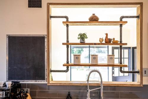 Kuchyň nebo kuchyňský kout v ubytování Clematis Cottage - Indoor-outdoor Mudgee Lifestyle