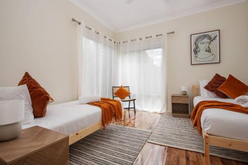 Postel nebo postele na pokoji v ubytování Clematis Cottage - Indoor-outdoor Mudgee Lifestyle