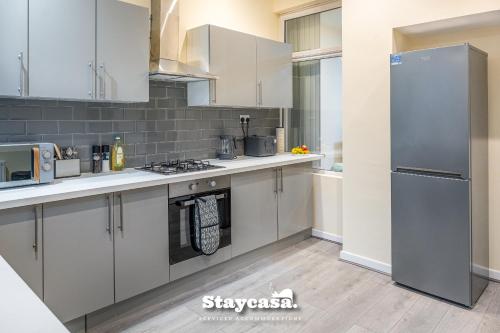 A kitchen or kitchenette at Urban Comfort 4-bed House - Free Wi-fi & Parking