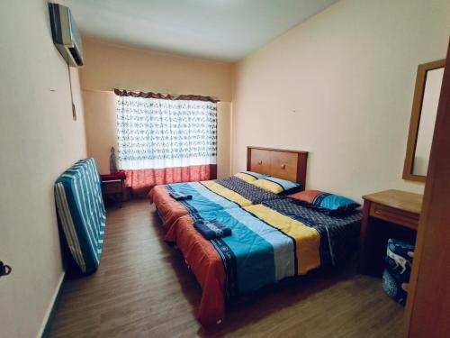 - une chambre avec un lit et une fenêtre dans l'établissement Marina Court Resthouse KK, à Kota Kinabalu