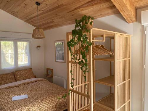 - une chambre avec des lits superposés en bois et une étagère dans l'établissement Studio Calme et Cosy - 'Les 7 Sources', à Ouzous