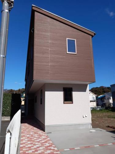 a small house with a brown roof on top of it at 藤沢HOME-1f in Fujisawa