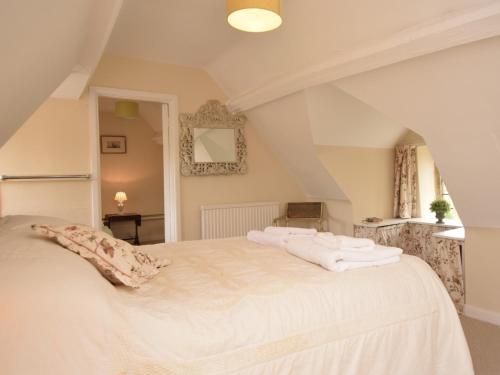 - une chambre avec un grand lit et des draps blancs dans l'établissement 3 Bed in Langport 75576, à Curry Rivel