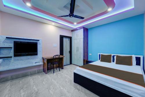 1 dormitorio con 1 cama grande y TV en Hotel Rl & Banquet Hall, en Guwahati