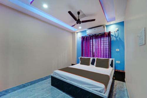 1 dormitorio con 1 cama y ventilador de techo en Hotel Rl & Banquet Hall, en Guwahati
