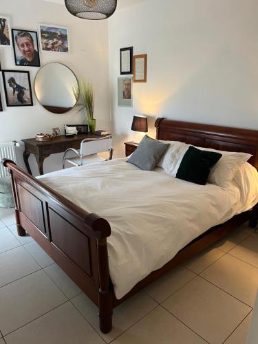 - une chambre avec un grand lit, une table et un miroir dans l'établissement Résidence calme proche des commerces et plages, à Sarrola-Carcopino