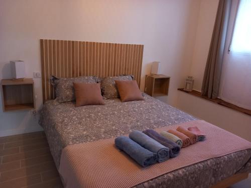 1 dormitorio con 1 cama con 2 toallas en Le calme au milieu des vignes, en Vidauban