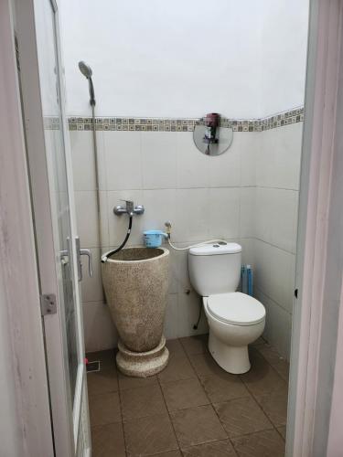 La salle de bains est pourvue de toilettes et d'un bidet. dans l'établissement Villa Jingga Joyogrand Malang, à Malang