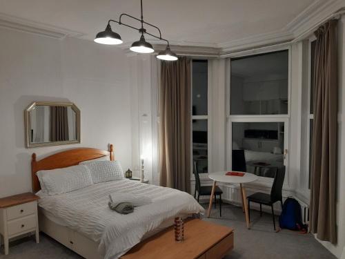 Ένα ή περισσότερα κρεβάτια σε δωμάτιο στο Large room near Singleton Hospital ensuite R6