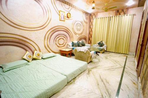1 dormitorio con 1 cama y 1 sofá en ISTA INN HOMESTAY, en Amritsar