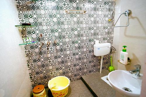 y baño con cortina de ducha y lavamanos. en ISTA INN HOMESTAY, en Amritsar