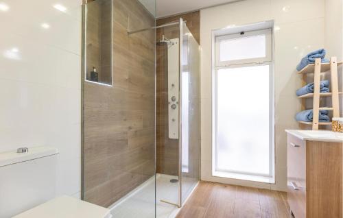 een douche met een glazen deur in de badkamer bij Stunning Home In Pinos De Alhaurn With Private Swimming Pool, Can Be Inside Or Outside in Alhaurín de la Torre