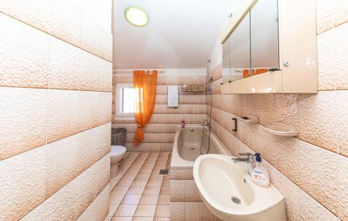 Vonios kambarys apgyvendinimo įstaigoje Gorgeous Apartment In Kastel Kambelovac With Wifi