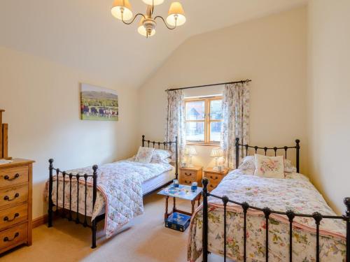 1 dormitorio con 2 camas y ventana en 2 Bed in Ironbridge 77771 en Leighton