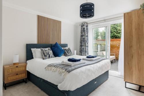 um quarto com uma cama grande e uma janela em Modern, comfy Town centre gem, near beach, parking em Bournemouth