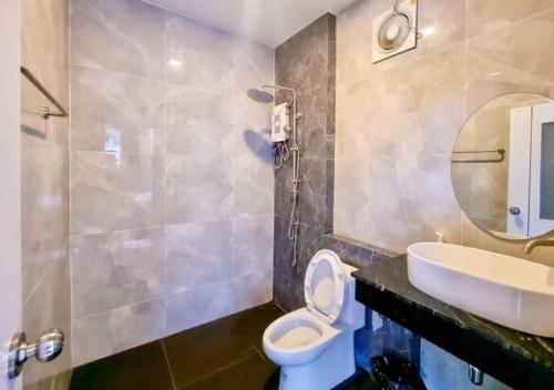y baño con lavabo, aseo y espejo. en Por House99 poolvilla, en Hua Hin