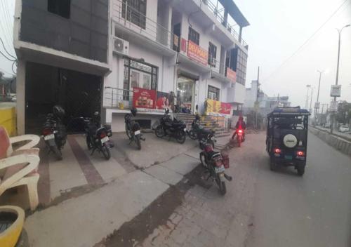 um grupo de motociclos estacionados em frente a um edifício em Dev Aagmann In em Ayodhya