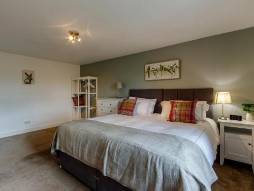 Postel nebo postele na pokoji v ubytování 3 Bed in Crieff 78313