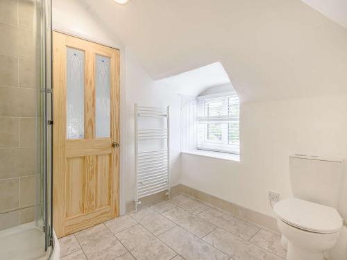 baño con aseo y ducha y ventana en 4 Bed in Matlock 88011 en Matlock