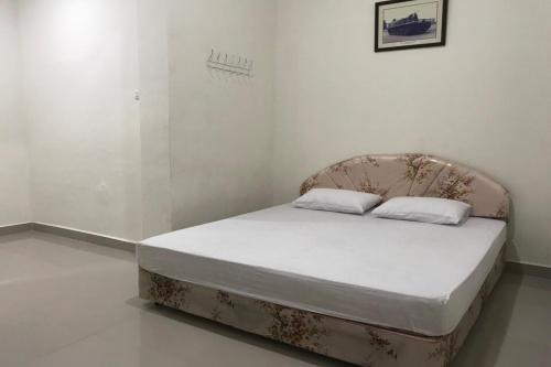 Tempat tidur dalam kamar di OYO 93641 Udayana Guesthouse Syariah