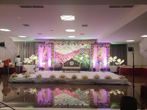 Cette chambre dispose d'une scène avec une table et des fleurs. dans l'établissement HOTEL HARITHA MINERVA, à Siddipet