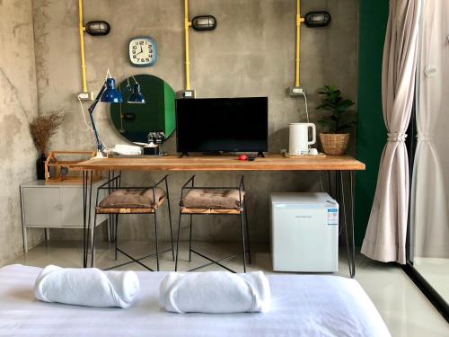 大城Yimwhan Hostel & Cafe Ayutthaya的一张桌子,上面有电脑