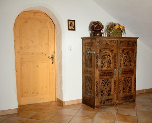 une armoire en bois et une porte dans une pièce dans l'établissement Untermoar (Unterküchenmair), à Bressanone