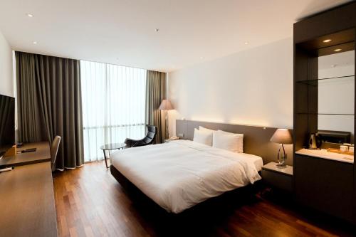 Postel nebo postele na pokoji v ubytování Sky View Hotel