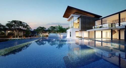 una grande piscina di fronte a un edificio di Amy's house独栋别墅,近机场,四晚接送机 a Bangkok