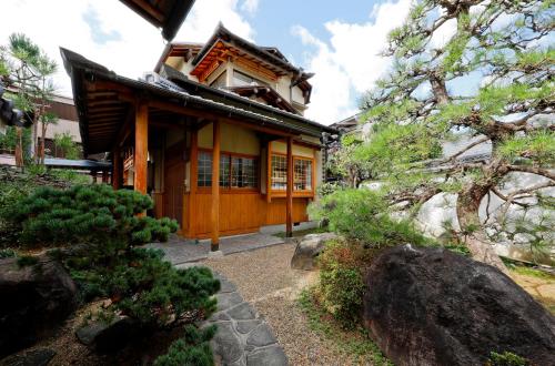 a house in a japanese garden at 庭之宿 新大阪日本庭園の家 -Residence inn Niwanoyado- in Osaka