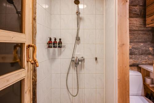 Ένα μπάνιο στο Kuusirinne 2B -A cozy cabin near the slopes of Ruka