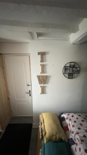 Photo de la galerie de l'établissement Le TI WI studio en plein cœur du vieux bassin, à Honfleur