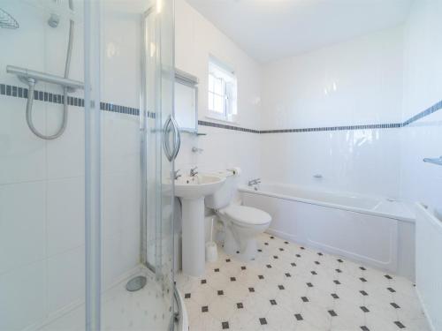 ein Bad mit einem Waschbecken, einem WC und einer Dusche in der Unterkunft 2 Bed in Shanklin IC004 in Shanklin