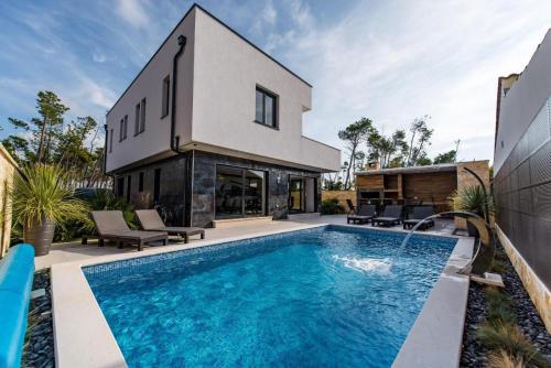 Villa Lisa by Belmont Realty