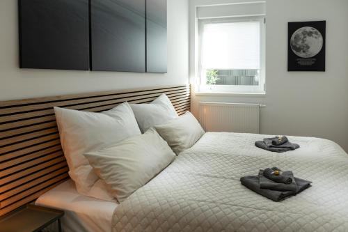 um quarto com uma cama com toalhas em Ferienwohnung mit Terrasse - Erdgeschoss em Weilburg