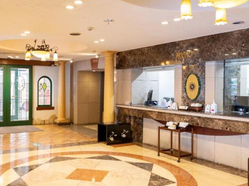 雫石町にある雫石リゾートホテルのホテルのロビーにはバーとカウンターがあります。