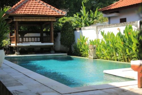 A piscina localizada em Villa Seruni Lovina ou nos arredores