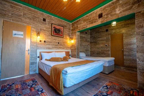 Una cama o camas en una habitación de Arton İn Cappadocia
