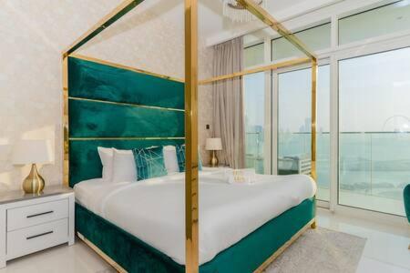 Postel nebo postele na pokoji v ubytování LUXFolio Retreats - 360 Marina-Sea Palm View