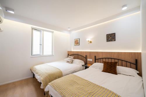 Postel nebo postele na pokoji v ubytování Shanghai Yi Du B&B -150m from Jiashan Rd Metro Exit 5 - Credit Cards Accepted