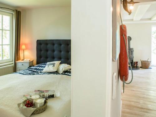 1 dormitorio con 1 cama con cabecero azul en Klein Seeland, en Schwielowsee