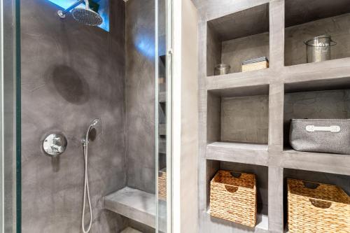 W łazience znajduje się prysznic ze szklanymi drzwiami. w obiekcie Elaion Hideaway - Uncover Petalidi's Secrets w mieście Karpofóra